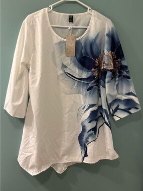NWT … EMERY ROSE “Size: 3XL” Elegant Tunic / Blouse With Blue Floral Motif